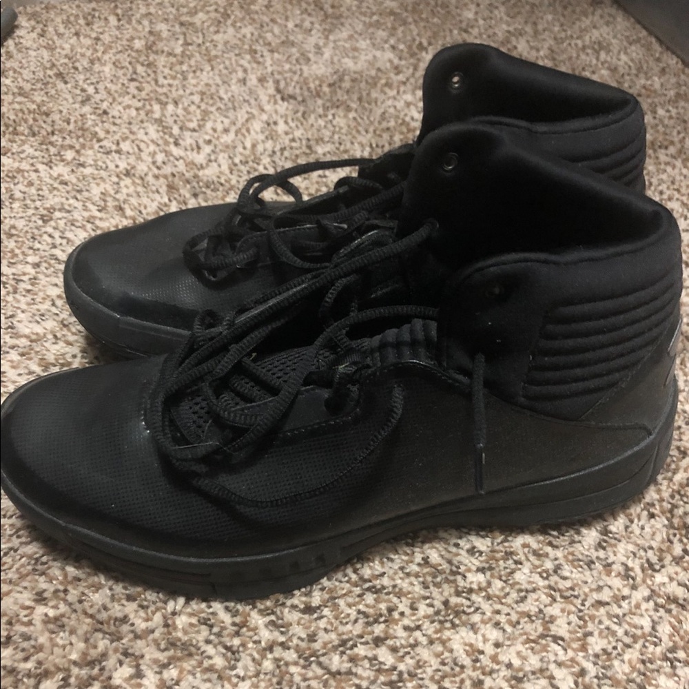 Basketball shoes
